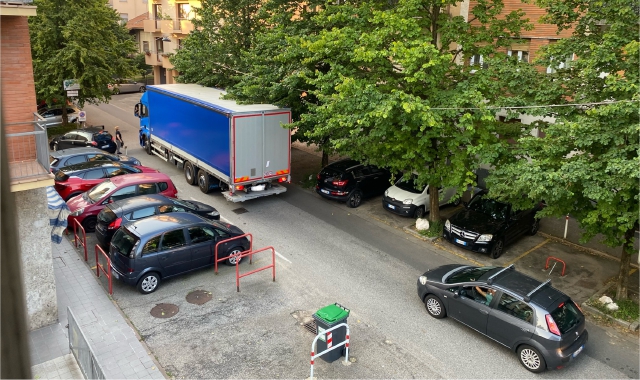 Varese, altro tir intrappolato in via Tamagno