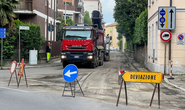 I lavori di asfaltatura che hanno interessato via Limido nei giorni scorsi (foto Blitz)