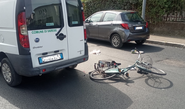 Varese, bici contro furgone: donna soccorsa