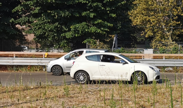 Due auto s’incrociano nella rotonda di largo Flaiano, sulla corsia in arrivo da viale Borri