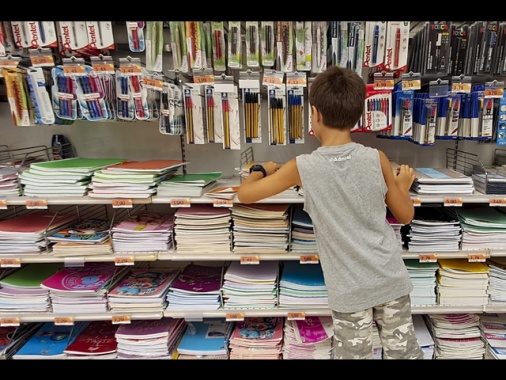 Salasso per la scuola, la spesa per il corredo sale del 15%