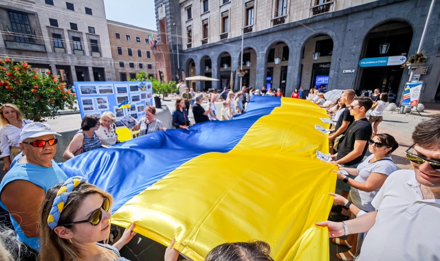 La bandiera dell’Ucraina srotolata in piazza Monte Grappa a Varese (foto Matteo Canevari/Blitz)