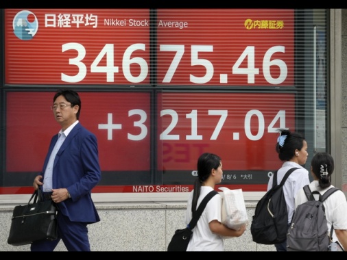 Borsa: l'Asia in ordine sparso dopo la Fed, sale il petrolio