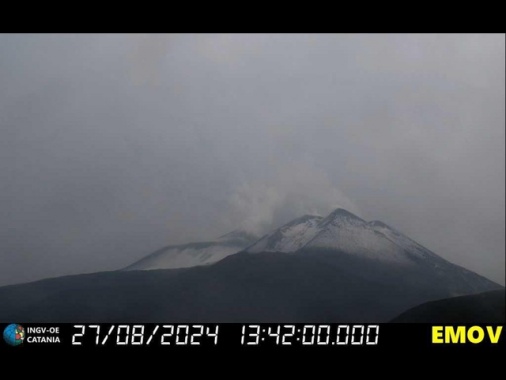 Freddo e neve sulla vetta dell'Etna, ma a Catania fa 30 gradi