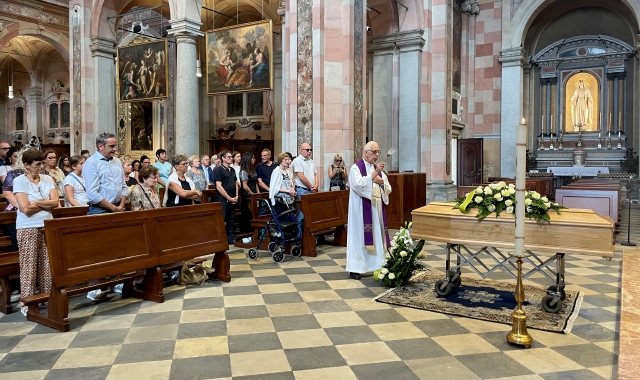 Don Peppino Colombo benedice la salma di Luca Torno (foto Domenico Ghiotto/BLITZ)