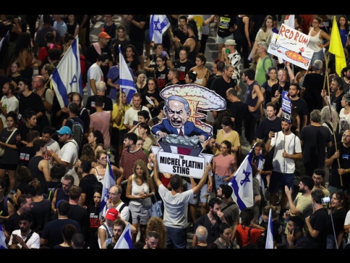 Migliaia di manifestanti bloccano le strade a Tel Aviv