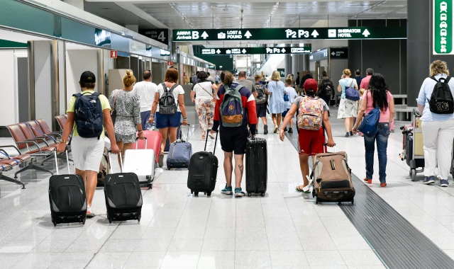 Passeggeri al Terminal 1 dell’aeroporto di Malpensa (foto Archivio)