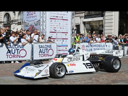 Al Salone di Torino auto sulla folla, quindici contusi