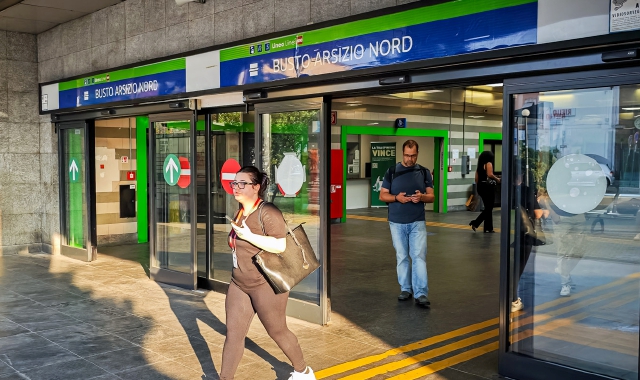 Da anni la stazione di Busto Nord è al centro delle polemiche a causa del degrado che regna tra i binari e nei dintorni: alcol, senzatetto e droga presenze costanti