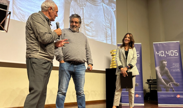 Renzo Oldani e l’assessore Malerba sul palco della Sala Montanari (foto Andrea Cogotti/BLITZ)