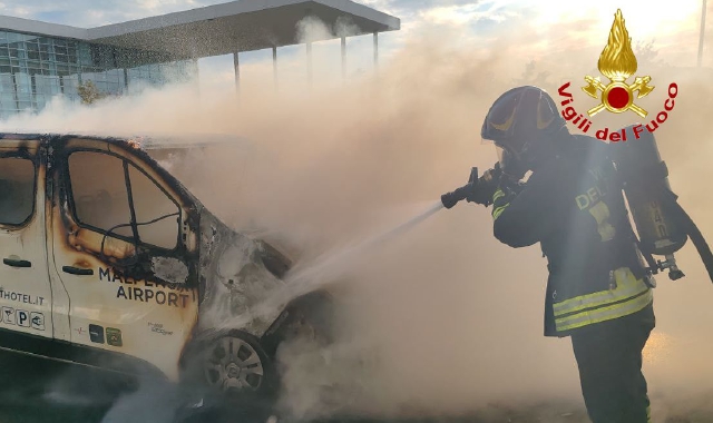 Navetta in fiamme, paura a Malpensa