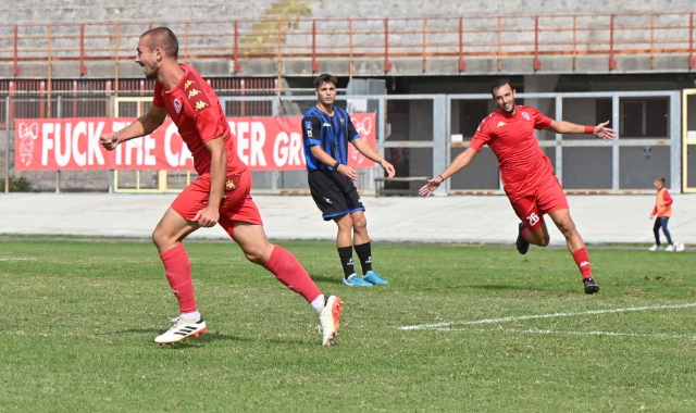 L’esultanza del Varese che ha superato 4 a 3 l’Imperia  (Foto Stefano Benvegnù di Agenzia Blitz)