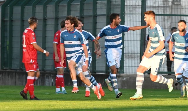 L’esultanza di Dennis Curatolo dopo il gol (foto Domenico Ghiotto/BLITZ)