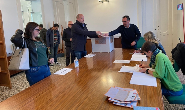 Le operazioni di voto a Villa Recalcati (foto Angelo Puricelli/BLITZ)