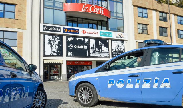 Pattuglie della polizia in piazza Repubblica