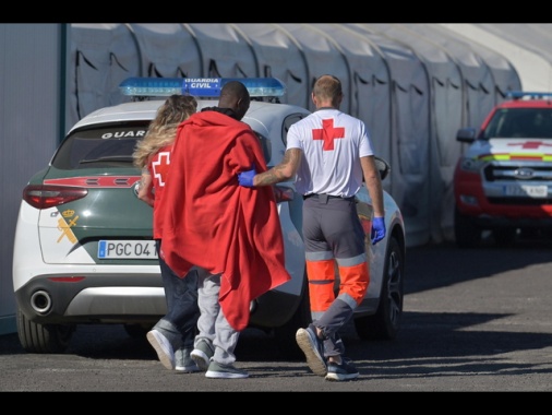 Oltre 81 migranti sbarcati alle Canarie, uno è in ospedale