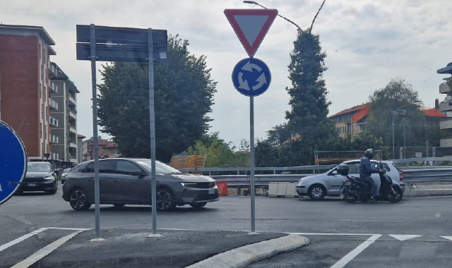 Varese: auto contromano in largo Flaiano