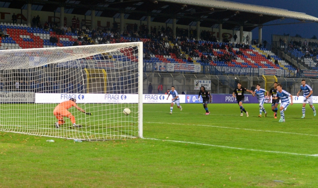 Il rigore di Terrani che ha fissato il match sull’1-1 (foto Domenico Ghiotto/BLITZ)