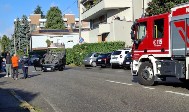 L’auto ribaltata a Gallarate