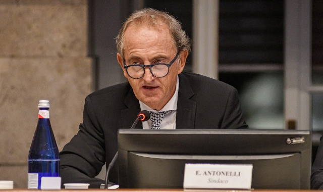 Il sindaco Emanuele Antonelli nel mirino dell’opposizione per la nuova giunta