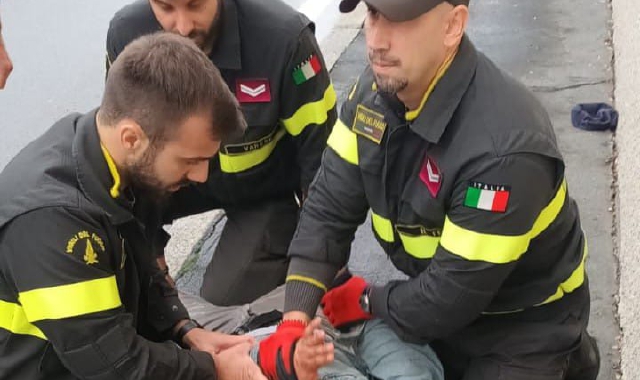 Busto Arsizio, vigili del fuoco bloccano scippatore