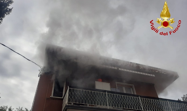 Incendio a Carnago, casa inagibile