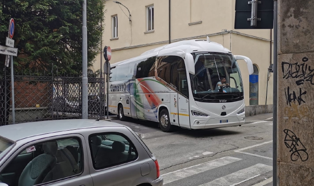 Pullman del Fossano “intrappolato” a Varese