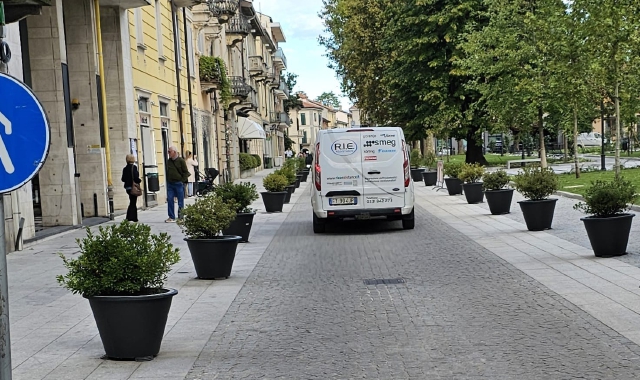 Il luogo della rapina e al centro i pali rotti usati per distruggere la fontana