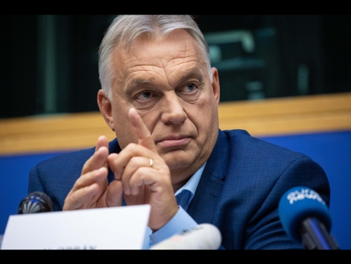 Orban, 'sui migranti hotspot fuori l'Ue unica soluzione'