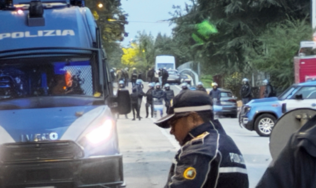 Polizia di Stato e polizia locale in via Curtatone per lo sgombero dei manifestanti