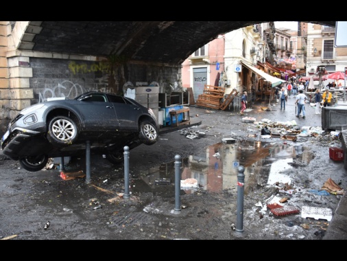 Pioggia a Catania, strada come fiume e moto trascinata via