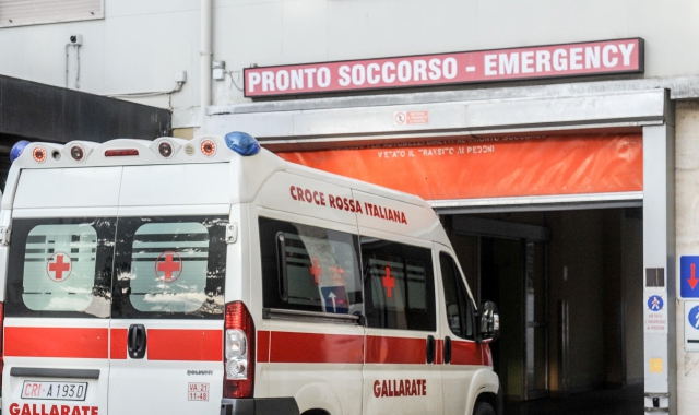 Gallarate, calci e pugni agli infermieri