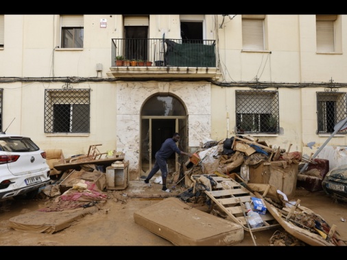 Il bilancio dei morti per l'alluvione sale a oltre 200