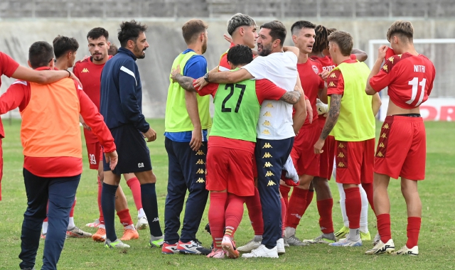 L’allenatore Floris festeggia una vittoria coi suoi giocatori. L’auspicio che succeda anche oggi in Liguria