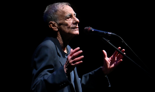 Roberto Vecchioni sul palco del Teatro di Varese (foto Angelo Puricelli/BLITZ)