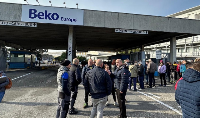 L’agitazione spontanea fuori dai cancelli della Beko Europe a Cassinetta di Biandronno