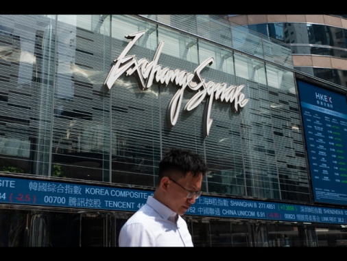 Borsa: Hong Kong in frenata, a -2,41% in avvio