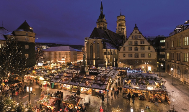 Il mercatino di Natale in piazza Schiller (foto Stuttgart Marketing, GmbH Werner Dieterich)