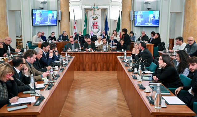 Il consiglio comunale si è riunito in via eccezionale a Villa Recalcati e ha trattato esclusivamente il caso Beko, rinviati gli altri punti all’ordine del giorno (foto Matteo Canevari/BLITZ)