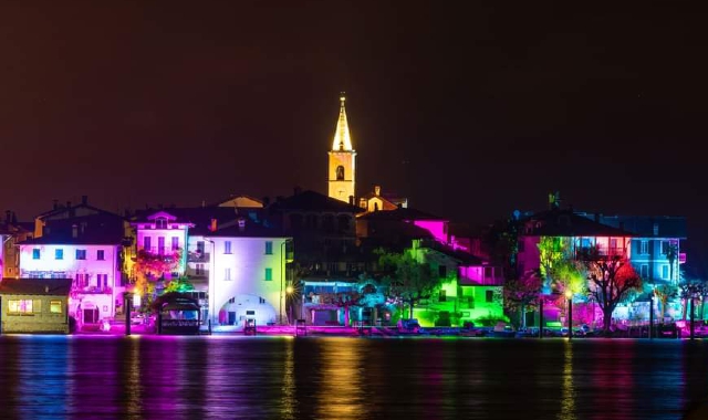 Le isole illuminate (foto Marco Benedetto Cerini - Distretto turistico dei laghi)