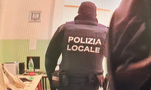 L’intervento degli agenti della Polizia locale all’interno della scuola