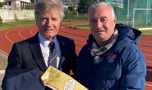 Giancarlo Antognoni omaggiato dal presidente del Gavirate, Massimo Foghinazzi, con un pacchetto di Brutti e Buoni, eccellenza gaviratese