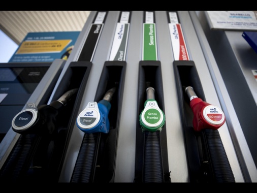 In rialzo i carburanti, benzina al self service a 1,755 euro
