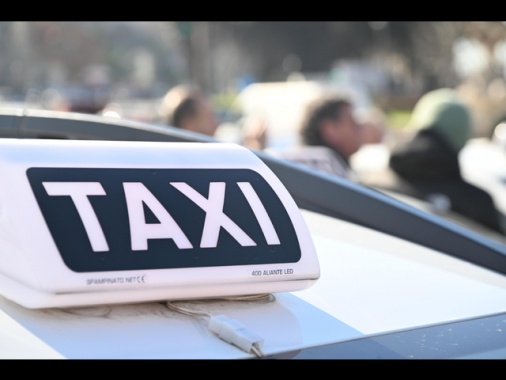 Consulta,illegittima residenza nella Regione per taxi-Ncc