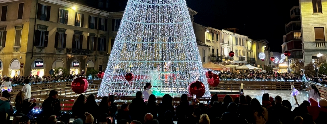 Gallarate, 40mila luci brillano sull’Albero