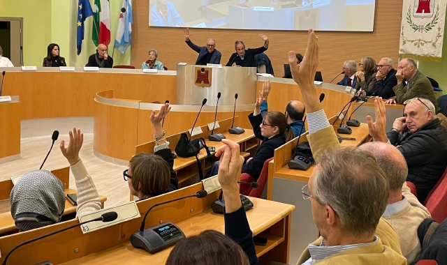 La votazione in Consiglio comunale per l’elezione del presidente (foto Blitz)