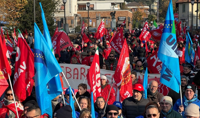 Il corteo davanti alla prefettura (foto Stefano Benvegnù/BLITZ)