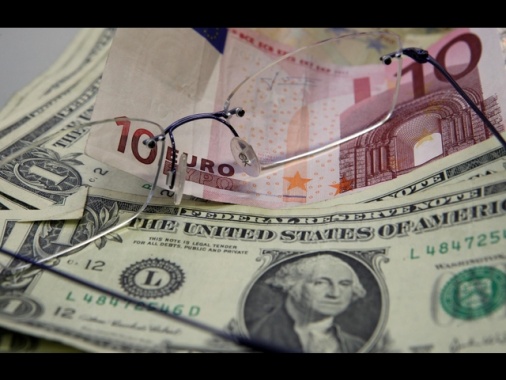 L'euro è in rialzo sul dollaro, a 1,0577 (+0,24%)