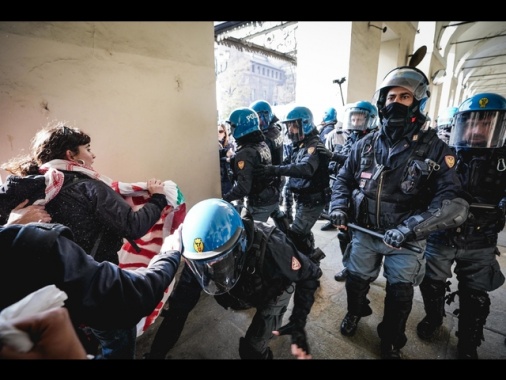 Scontri tra forze dell'ordine e antagonisti a Torino