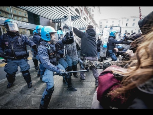 Scontri tra forze dell'ordine e antagonisti a Torino